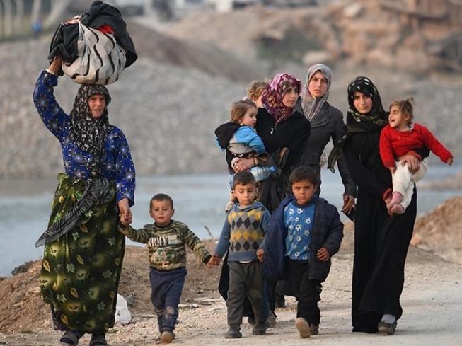 Những người tị nạn Syria đi đến trại Deir al-Ballut ở Afrin, dọc biên giới với Thổ Nhĩ Kỳ.