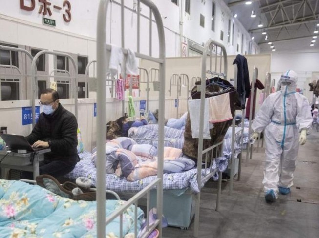 Một bệnh viện dã chiến được cải tạo từ trung tâm triển lãm ở Vũ Hán. Ảnh: AFP