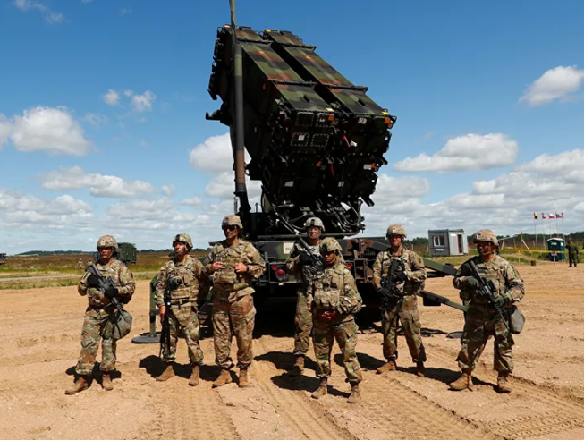 Binh sĩ Mỹ đứng cạnh một hệ thống Patriot trong cuộc tập trận ở Lithuania năm 2017.
