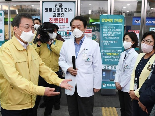 Tổng thống Hàn Quốc Moon Jae-in thăm TP Daegu ngày 25-2.