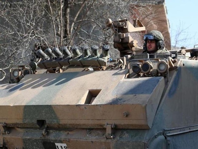 Xe chiến đấu bộ binh của Thổ Nhĩ Kỳ đi qua một làng ở tỉnh Idlib. Ảnh: AFP
