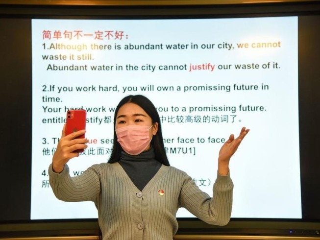 Giáo viên một trường học ở tỉnh Giang Tô (Trung Quốc) giảng bài qua điện thoại thông minh trong một lớp học trực tuyến. Ảnh: GETTY IMAGES