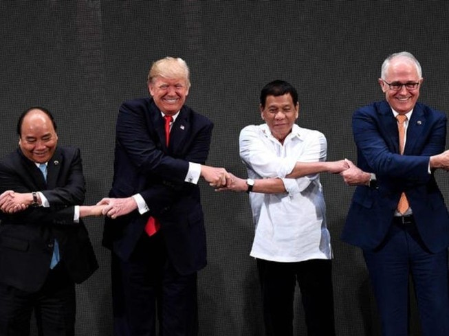 Tổng thống Mỹ Donald Trump (thứ hai từ trái sang) cùng các lãnh đạo ASEAN tại Hội nghị thượng đỉnh ASEAN lần thứ 31 tổ chức tại Philippines tháng 11-2017. Ảnh: GETTY IMAGES