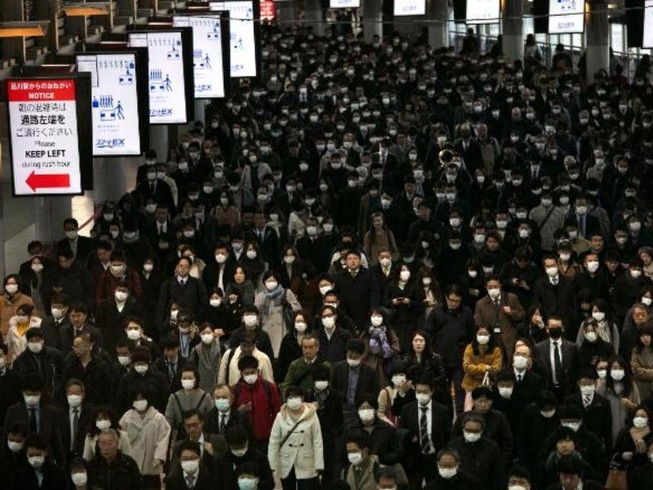 Một đám đông đeo khẩu trang đi qua ga Shinagawa ở Tokyo (Nhật Bản). Ảnh: CNN