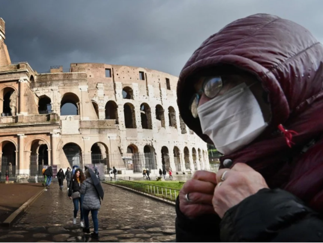 Du khách đeo khẩu trang tại Đấu trường La Mã ở Rome (Ý).Ảnh: SCMP