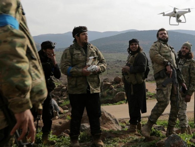 Các chiến binh được Thổ Nhĩ Kỳ hậu thuẫn điều khiển một UAV ở Afrin, miền bắc Syria. Ảnh: REUTERS