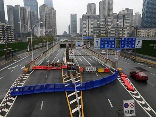 Đường hầm sông Dương Tử ở Vũ Hán bị phong tỏa hôm 25-1. Ảnh: REUTERS