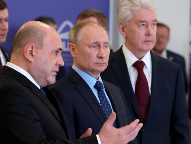 Tổng thống Putin (giữa) đến thăm một trung tâm thông tin về dịch COVID-19 tại Moscow (Nga). Ảnh: MOSCOW TIMES