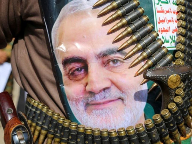 Một người ủng hộ phong trào Houthi gắn chân dung ông Soleimani lên thắt lưng của mình. Ảnh: REUTERS