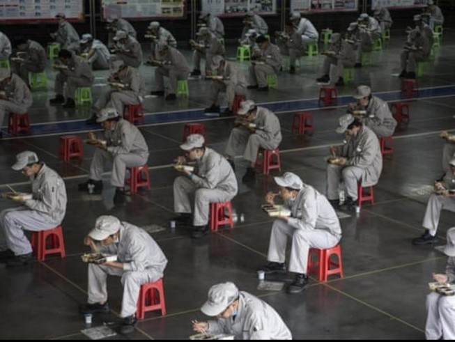 ông nhân tại nhà máy Dongfeng Fengshen ở Vũ Hán, tỉnh Hồ Bắc,Trung Quốc ăn trưa và giữ khoảng cách 2m.