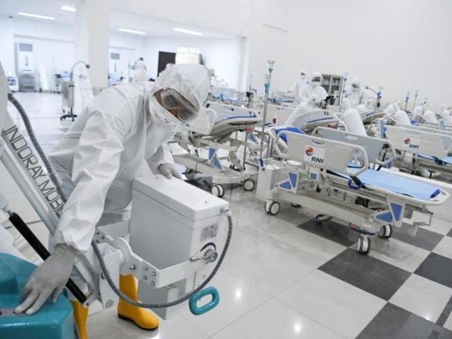 Nhân viên y tế Indonesia chuẩn bị phòng cho bệnh nhân nhiễm COVID-19. Ảnh: AFP
