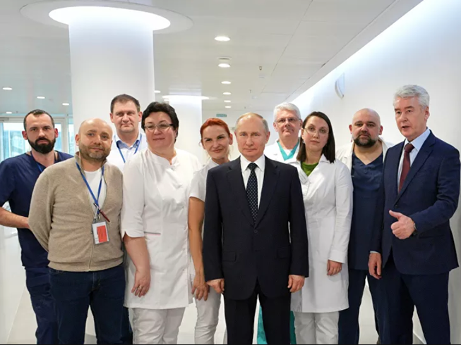 Tổng thống Nga Putin tại bệnh viện điều trị bệnh nhân COVID-19 ở Kommunarka hôm 24-3.