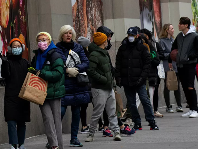 Người dân xếp hàng mua thực phẩm tại một siêu thị ở New York, Mỹ trong mùa dịch COVID-19.