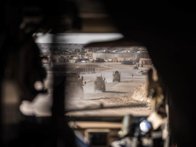 Xe quân sự Mỹ tại căn cứ không quân Al Asad ở Iraq hồi tháng 1. Ảnh: The New York Times