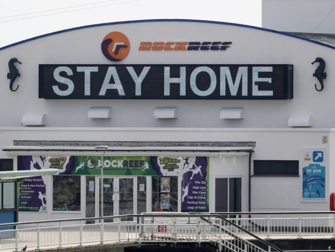 Một tấm biển ghi “STAY AT HOME” (hãy ở nhà) tại bến tàu biển Bournemouth ở Anh. Ảnh: GETTY