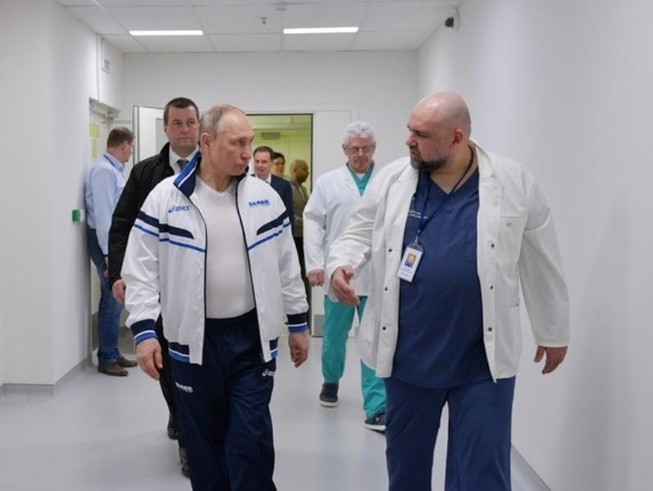 Tổng thống Nga Vladimir Putin (trái) và bác sĩ Denis Protsenko.