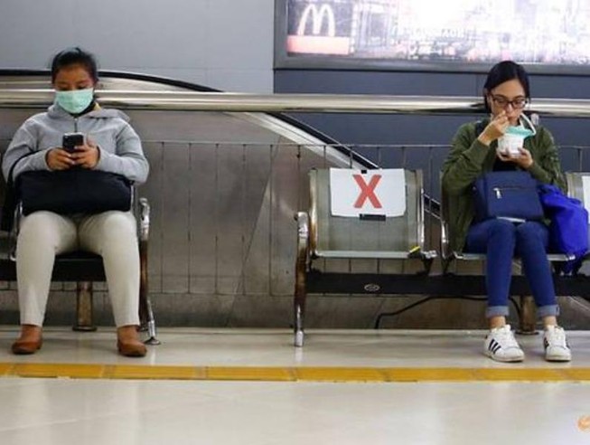 Hành khách giữ khoảng cách xã hội ở Jakarta, Indonesia. Ảnh: REUTERS