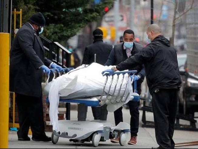 Các nhân viên đẩy một thi thể bên ngoài bệnh viện Brooklyn ở New York (Mỹ). Ảnh: REUTERS