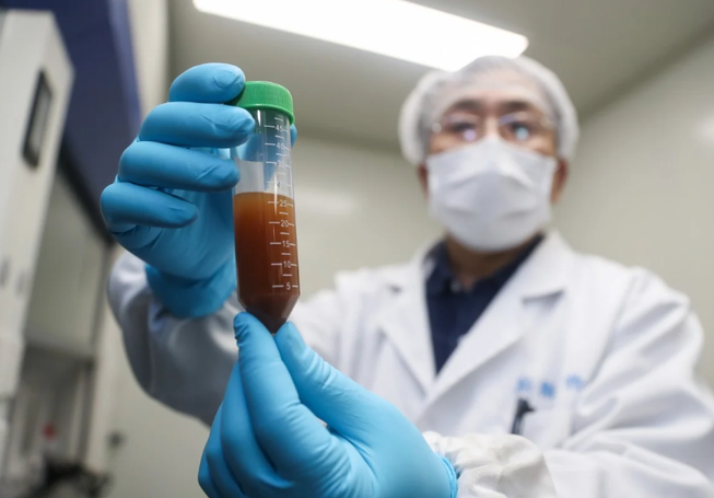 Một chuyên gia nghiên cứu phát triển vaccine ngừa COVID-19 ở Thượng Hải, Trung Quốc.