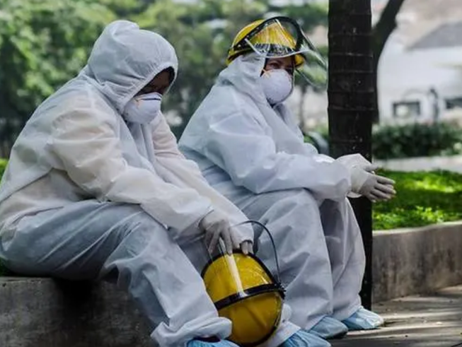 Nhân viên y tế nghỉ giải lao trong mọt cuộc xét nghiệm COVID-19 nhanh ở Bandung, tỉnh Tây Java của Indonesia. Ảnh: REUTERS