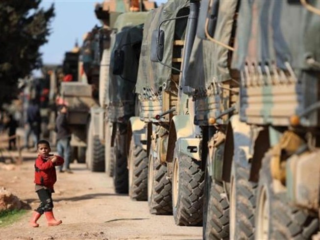 Đoàn xe quân sự Thổ Nhĩ Kỳ gần thị trấn Batabu trên đường cao tốc nối Idlib (Syria) với chốt biên giới Bab al-Hawa trên biên giới Syria-Thổ Nhĩ Kỳ.