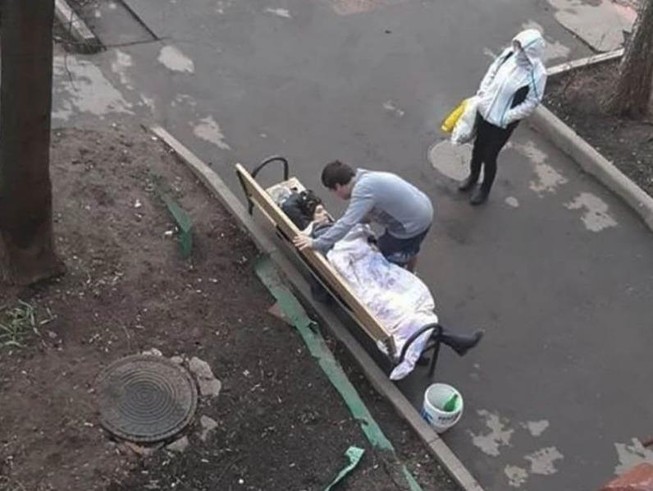 COVID-19: 1 phụ nữ Nga chết trên ghế ngay sau khi xuất viện