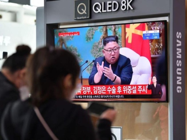 Người dân Hàn Quốc theo dõi một bản tin liên quan tới lãnh đạo Triều Tiên Kim Jong-un tại một nhà ga ở Seoul. Ảnh: AFP