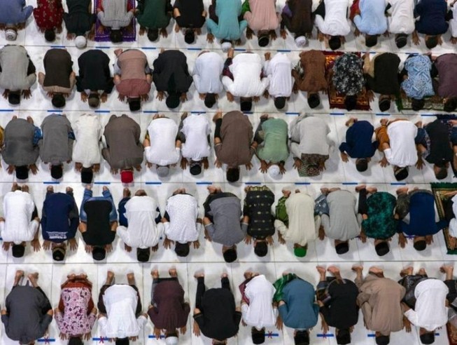 Một buổi cầu nguyện buổi tối đánh dấu đêm đầu tiên của tháng ăn chay Ramadan của đạo Hồi ở Indonesia hôm 23-4. Ảnh: AP