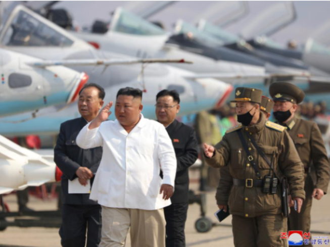 Ông Kim Jong-un thị sát đơn vị phòng không, không quân của Triều Tiên vào đầu tháng 4. Ảnh: KCNA.