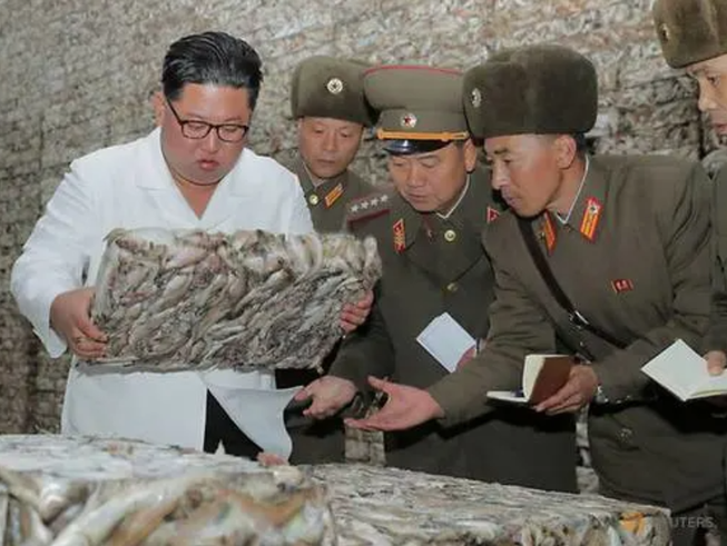 Nhà lãnh đạo Triều Tiên Kim Jong-un thị sát một cơ sở chế biến cá ở Triều Tiên năm 2019. Ảnh: KCNA