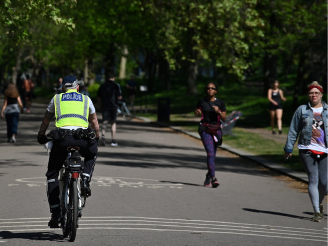 Một sĩ quan cảnh sát đi xe đạp tuần tra công viên Victoria ở London (Anh). Ảnh: GETTY IMAGES