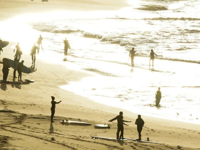 Người dân tới bãi biển Bondi (Úc) lướt sóng sau khi bãi biển mở cửa trở lại. Ảnh: REUTERS