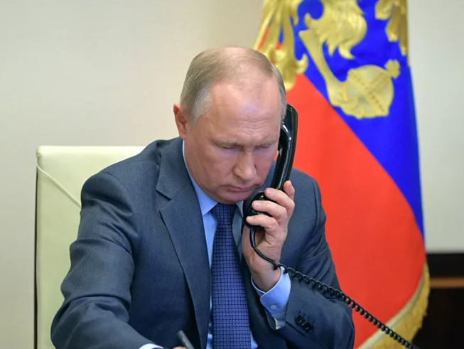 Tổng thống Nga Vladimir Putin trao đổi công việc qua điện thoại với Thống đốc vùng Kaliningrad.