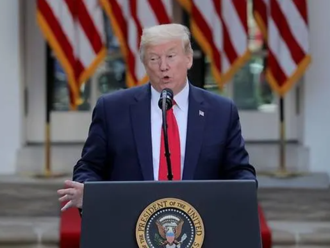 Tổng thống Trump phát biểu tại buổi họp báo ở Nhà Trắng hôm 27-4. Ảnh: REUTERS