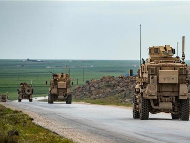Một đoàn xe quân sự Mỹ di chuyển ở ngoại ô tỉnh Hasakah, đông bắc Syria hôm 3-4. Ảnh: AFP