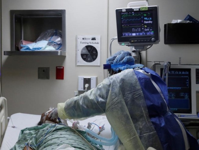 Y tá chăm sóc một bệnh nhân COVID-19 tại phòng chăm sóc tích cực ở Chicago, bang Illinois (Mỹ). Ảnh: REUTERS