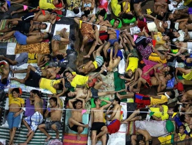 Các phạm nhân ngủ ngoài trời tại nhà tù TP Quezon ở Manila (Philippines). Ảnh: REUTERS
