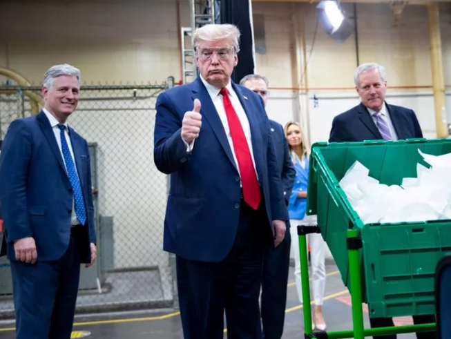 Tổng thống Mỹ Donald Trump thăm nhà máy sản xuất khẩu trang N95 Honeywell International Inc. hôm 5-5 ở Phoenix, bang Arizona.