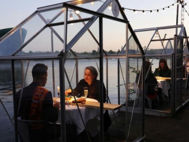 “Nhà kính cách ly” đang được đưa vào thử nghiệm tại một nhà hàng ở Amsterdam (Hà Lan) nhằm giúp thực khách tới ăn trong môi trường an toàn. Ảnh: REUTERS