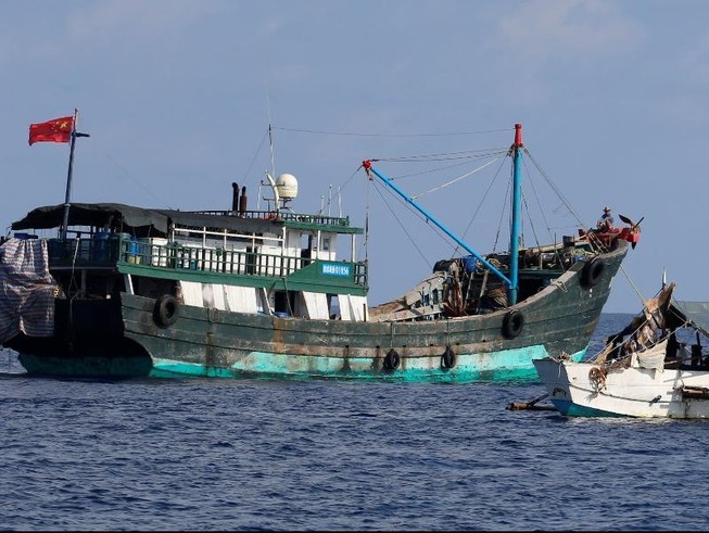 Một tàu cá Trung Quốc ở Biển Đông. Ảnh: REUTERS