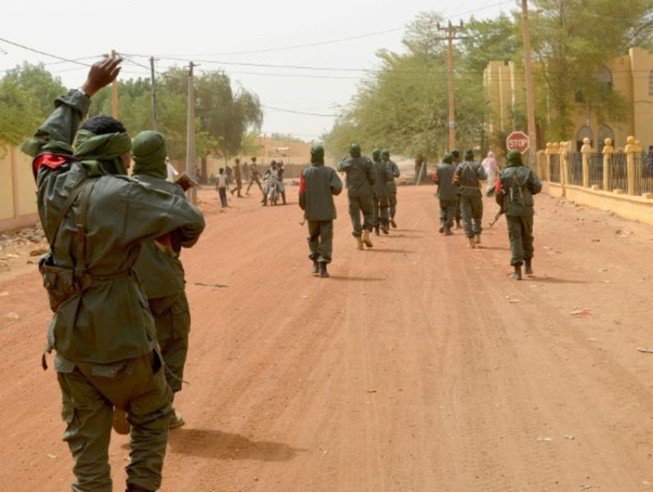 Binh sĩ Mali tuần tra TP Gao (Mali). Ảnh: AFP