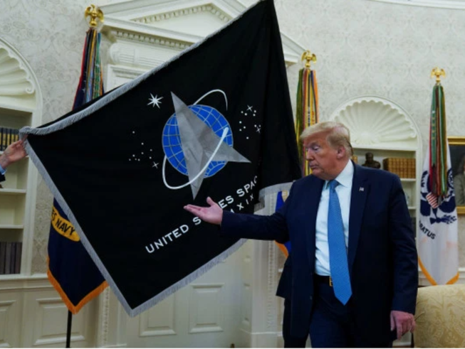 Tổng thống Trump giới thiệu lá cờ mới của Lực lượng Vũ trụ Mỹ. Ảnh: REUTERS