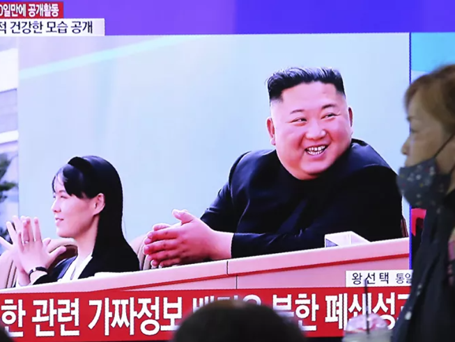 Ông Kim Jong-un cùng em gái Kim Yo-jong xuất hiện trong một chương trình tin tức phát tại ga tàu lửa Seoul ở Seoul, Hàn Quốc hôm 2-5.
