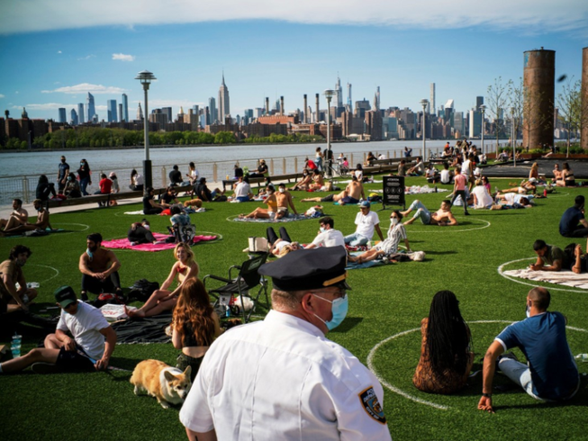 Một sĩ quan cảnh sát New York giám sát để đảm bảo người dân thực hiện giãn cách xã hội tại công viên Domino ở quận Brooklyn, New York (Mỹ).