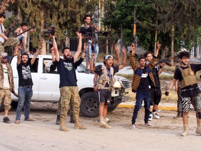 Các tay súng ủng hộ GNA vui mừng sau khi chiếm sân bay quốc tế Tripoli trừ LNA. Ảnh: AFP