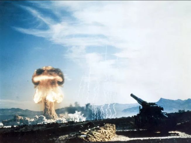 Một vụ thử hạt nhân của Mỹ có sức công phá 15 kiloton năm 1953. Ảnh: NEWSWEEK