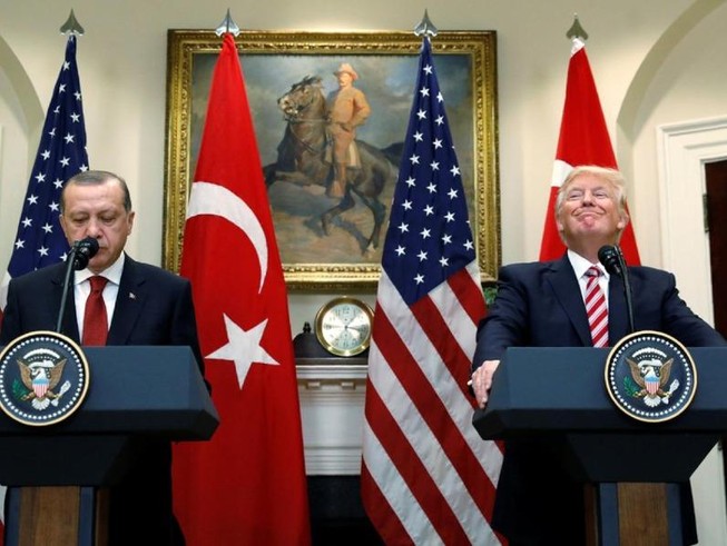 Tổng thống Erdogan và Tổng thống Trump (phải) tại cuộc hội đàm năm 2018. Ảnh: REUTERS