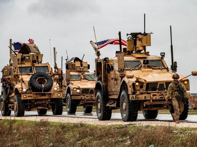 Binh sĩ Mỹ tuần tra đường cao tốc M4 ở thị trấn Tal Tamr, tỉnh Hasakah, Đông Bắc Syria. Ảnh: GETTY IMAGES