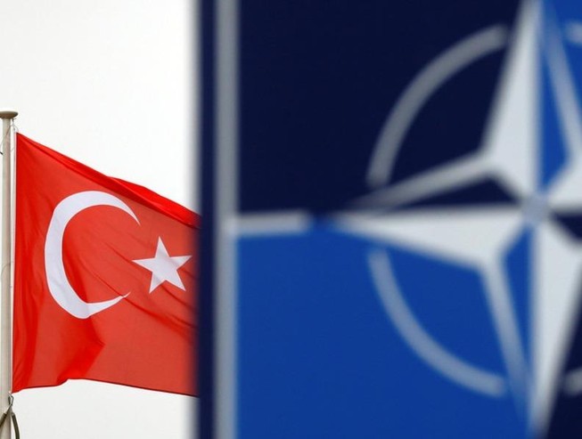 Cờ Thổ Nhĩ Kỳ (trái) và cờ NATO. Ảnh: REUTERS