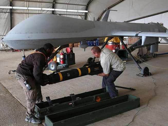 Tên lửa Hellfire R9X được đưa lên máy bay không người lái MQ-1B Predator của Mỹ tại một căn cứ bí mật ở Vịnh Ba Tư. Ảnh: John Moore/GETTY IMAGES